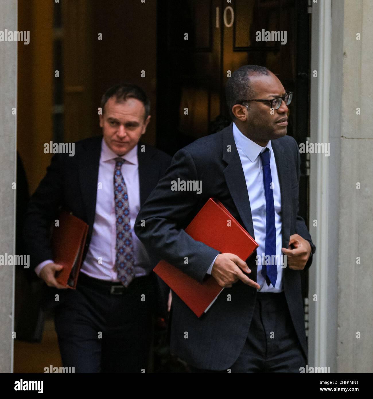 Kwasi Kwarteng, député, secrétaire d'État aux affaires, George Ecuth, secrétaire à l'environnement, sortie Downing Street, Londres Banque D'Images