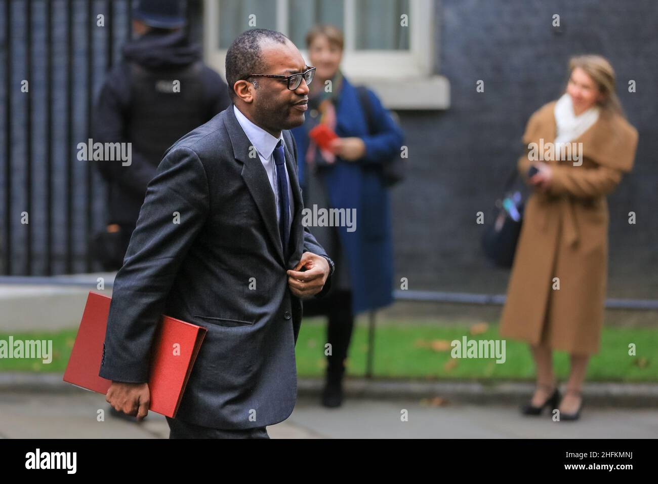 Kwasi Kwarteng, député, secrétaire d'État aux Affaires, à l'énergie et à la Stratégie industrielle, ministre du Parti conservateur, fait monter Downing Street, Londres Banque D'Images