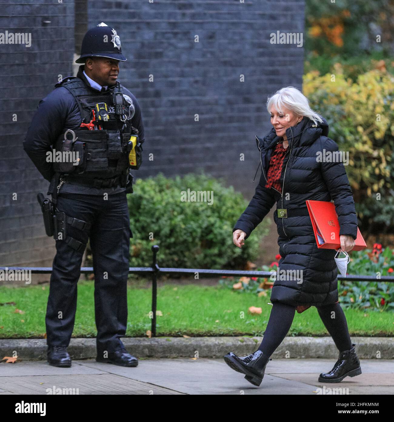 Nadine Dorries, députée et secrétaire d'État au numérique, à la Culture, aux médias et aux Sports, a passé devant un policier à Downing Street, Londres, en Angleterre Banque D'Images
