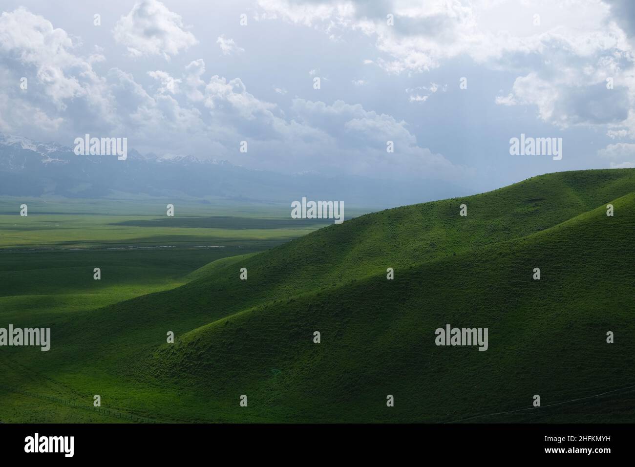 belle pente verte sous les ombres du soleil.À la prairie de Nalati, dans le Xinjiang en Chine Banque D'Images