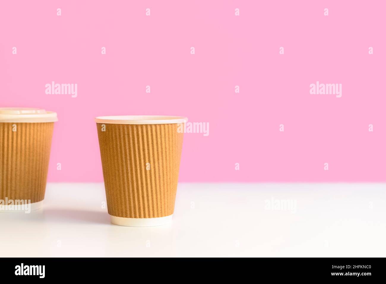 Tasses à café réutilisables sur fond pastel clair avec espace de copie.Concept écologique Banque D'Images