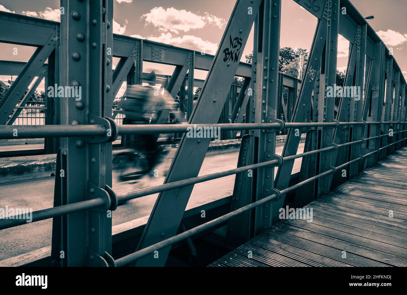Ein Fahrradfahrer fährt auf der Drehbrücke à Lübeck Banque D'Images