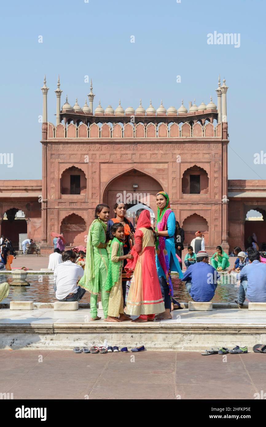 Cinq jeunes filles musulmanes rejoignent des fidèles et des touristes à la mosquée Jama Masjid, l'une des plus grandes mosquées d'Inde, de la vieille ville de Delhi, de l'Inde et de l'Asie du Sud Banque D'Images