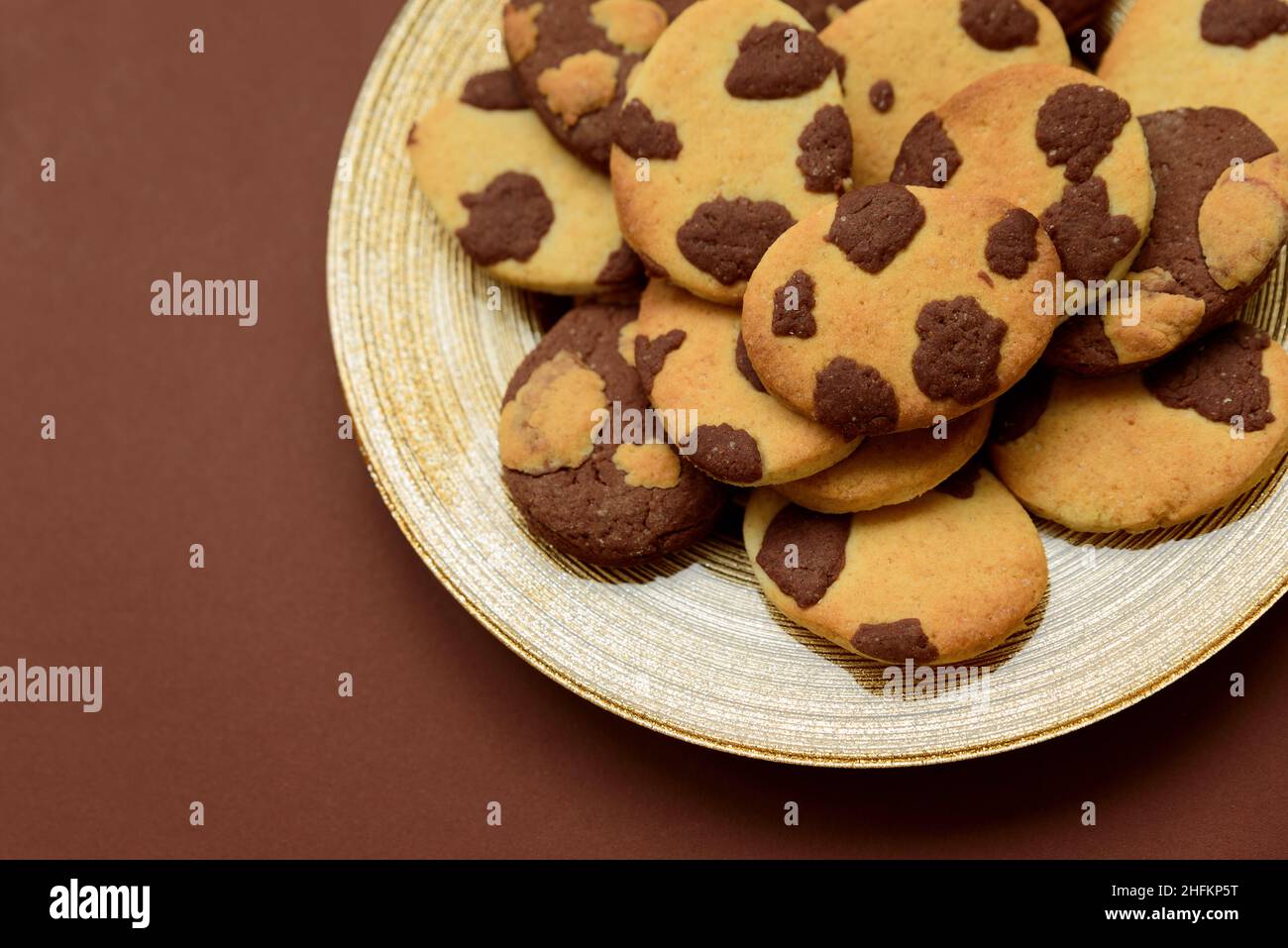 De beaux biscuits de Pâques en forme d'œuf sur une table en bois Banque D'Images