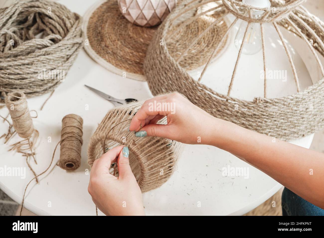 Une Femme Fabrique Une Lampe De Bricolage à La Main à Partir De Corde De  Jute