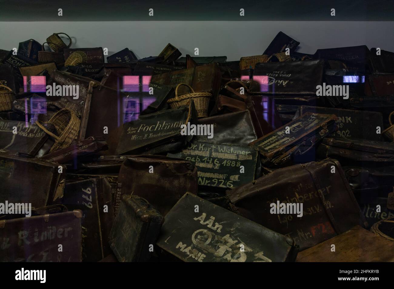 Une photo d'une exposition à l'intérieur du Mémorial et du Musée Auschwitz I qui montre une collection de valises des prisonniers. Banque D'Images