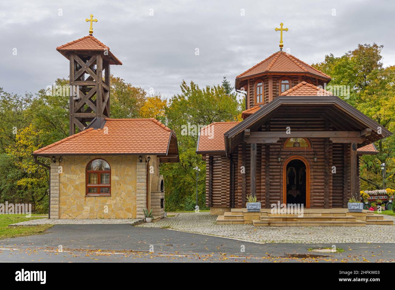 Belgrade, Serbie - 23 octobre 2021 : Église orthodoxe en bois Saint Despot Stefan Lazarevic au sommet de la montagne d'Avala. Banque D'Images