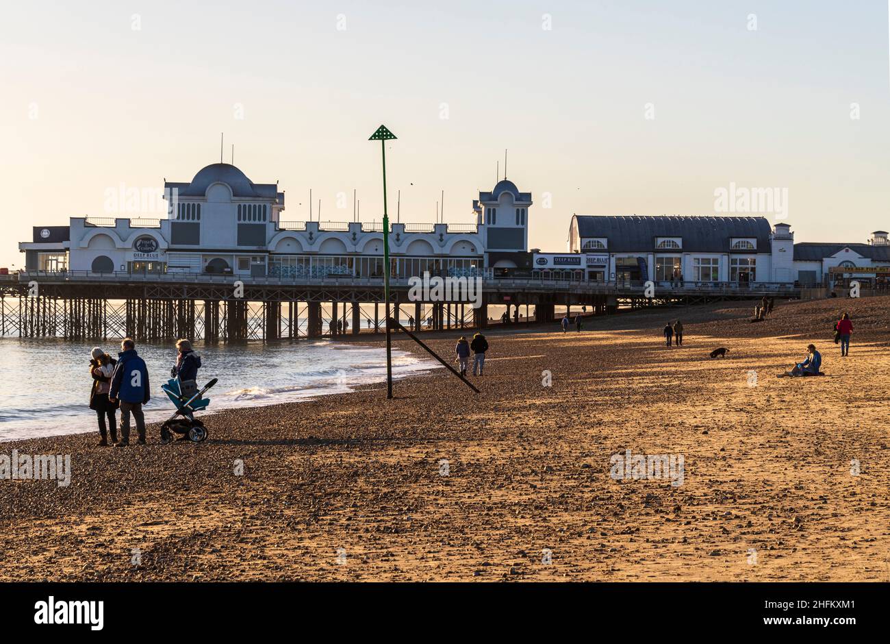 South Parade Pier au coucher du soleil, depuis Esplanade Beach, Southsea, Hampshire. Banque D'Images