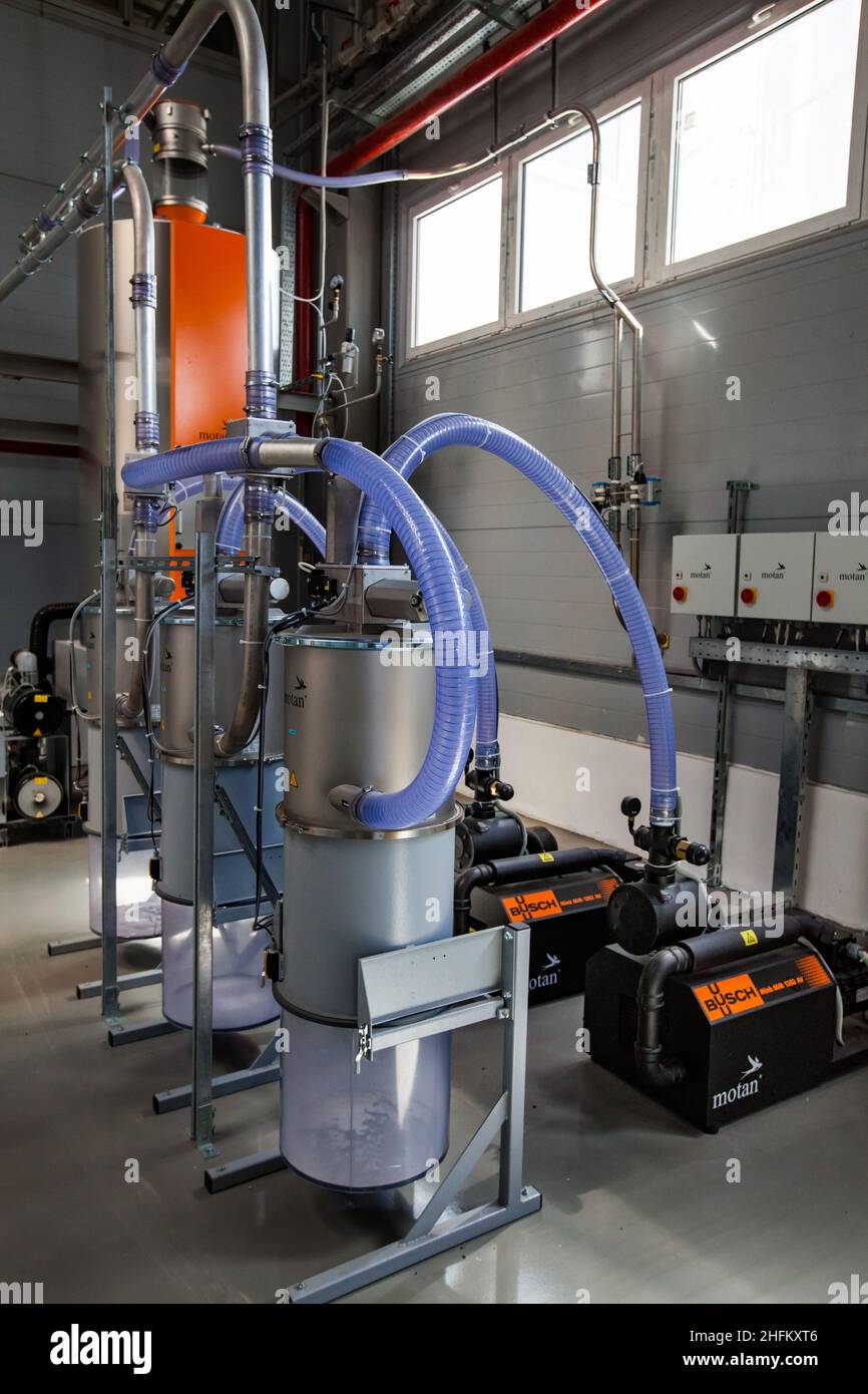 Atyrau, Kazakhstan-mai 21,2012 : usine de Chevron. Tuyaux en plastique ligne de production moderne photo de près. Équipement en métal gris, carton ondulé transparent bleu Banque D'Images