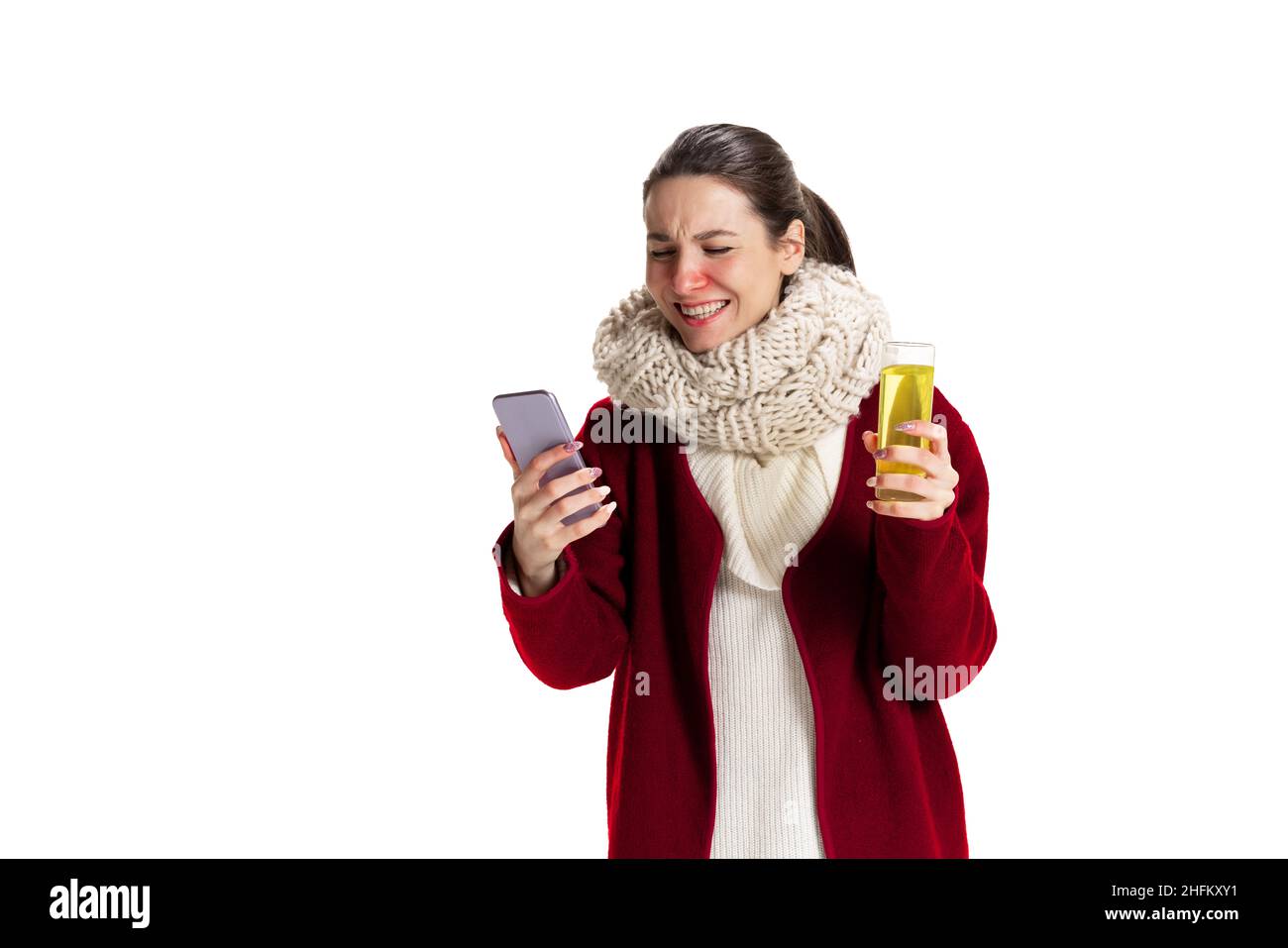 Portrait de jeune fille caucasienne se sentant malade, a le nez courant isolé sur fond blanc de studio.Grippe, rhume, allergie Banque D'Images