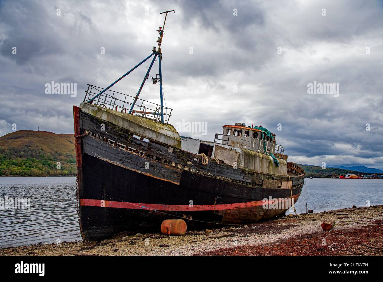 L'ancien bateau de pêche sur le rivage de Loch Linnhe, près de fort William, sur les hauteurs de l'Écosse, au Royaume-Uni Banque D'Images