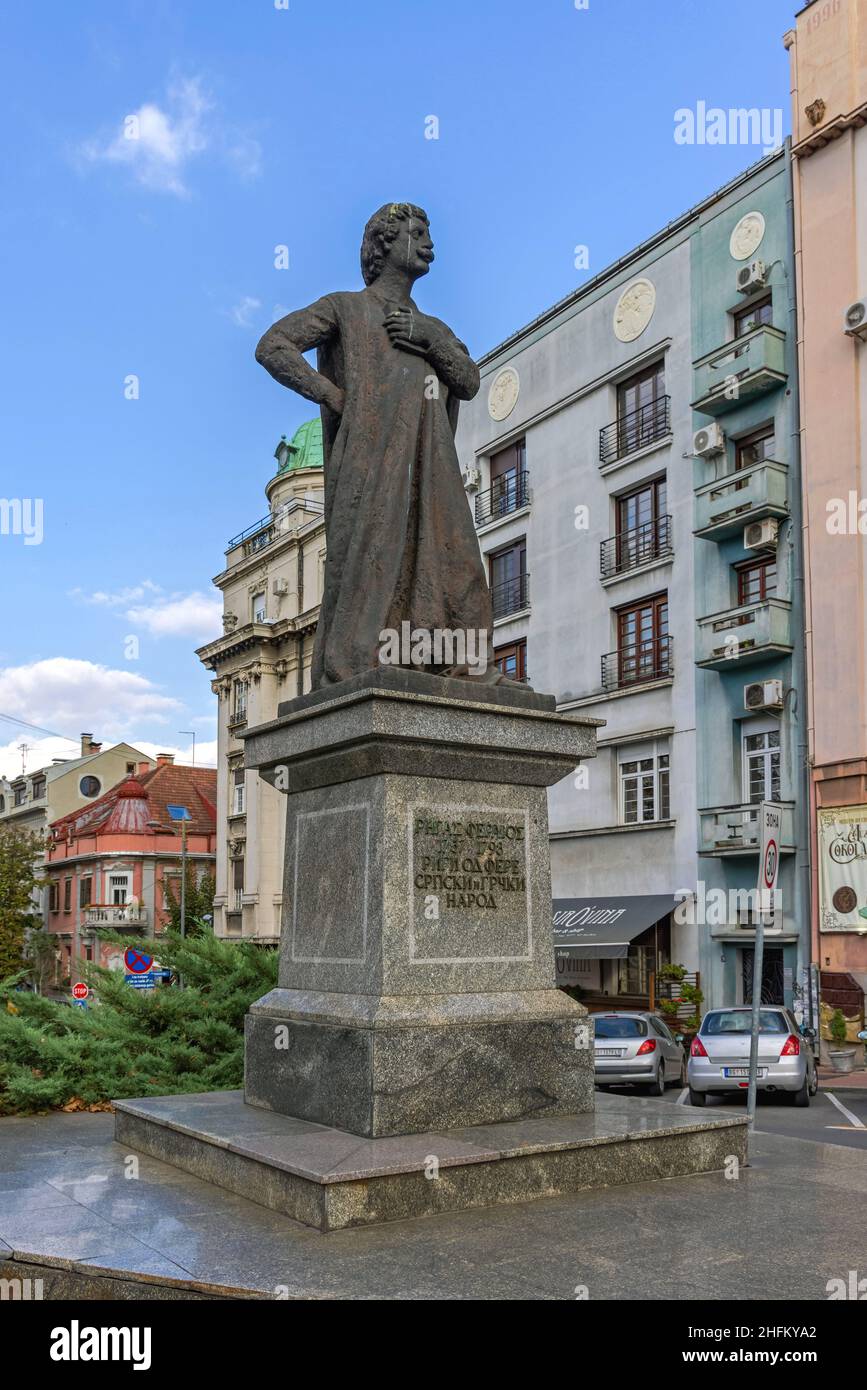 Belgrade, Serbie - 22 septembre 2021 : statue de l'écrivain grec Rigas Feraios Filosopher Revolutioner à Pedestal dans le centre-ville de Dorcol. Banque D'Images