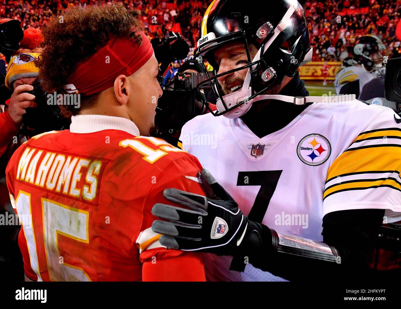 Quartier des chefs de Kansas City Patrick Mahomes, à gauche, rencontre le quartier des Steelers de Pittsburgh Ben Roethlisberger après que Kansas City ait vaincu les Steelers, 42-21, dimanche soir, 16 janvier 2022,Dans un jeu de cartes AFC Wild au stade Arrowhead à Kansas City, Missouri.(Photo de Rich Sugg/The Kansas City Star/TNS/Sipa USA) Banque D'Images Quartier des chefs de Kansas City Patrick Mahomes, à gauche, rencontre le quartier des Steelers de Pittsburgh Ben Roethlisberger après que Kansas City ait vaincu les Steelers, 42-21, dimanche soir, 16 janvier 2022,Dans un jeu de cartes AFC Wild au stade Arrowhead à Kansas City, Missouri.(Photo de Rich Sugg/The Kansas City Star/TNS/Sipa USA) Banque D'Images