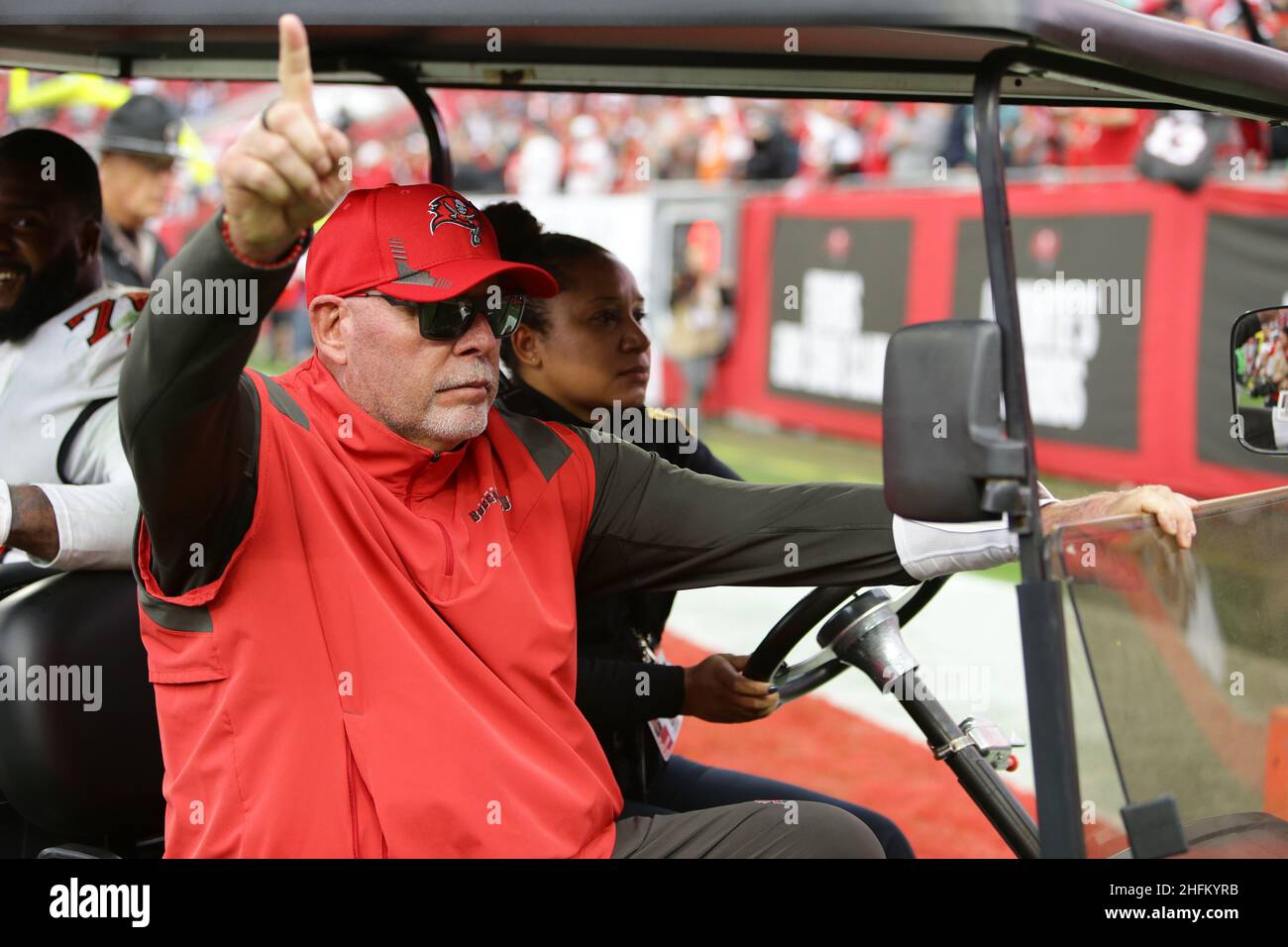 Bruce Arians, entraîneur-chef de Tampa Bay Buccaneers, quitte le terrain après avoir battu les Philadelphia Eagles 31-15 le dimanche 16 janvier 2022 à Tampa, en Floride.(Photo par Luis Santana/Tampa Bay Times/TNS/Sipa USA) Banque D'Images