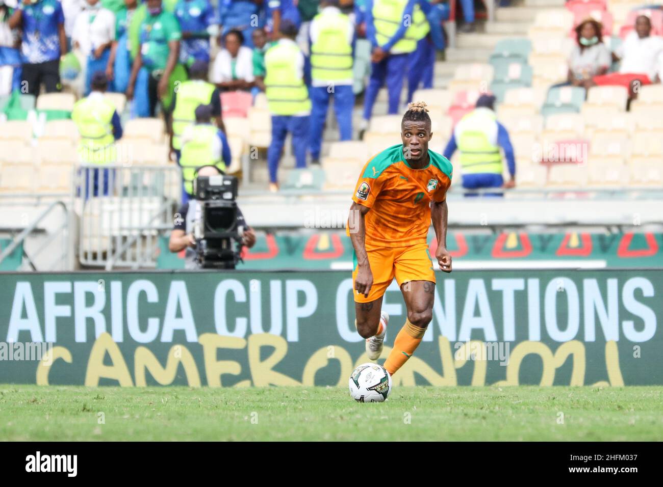 Douala, CAMEROUN - JANVIER 16: Wilfried Zaha de Côte d'Ivoire ballon de contrôle lors du match de la coupe d'Afrique des Nations groupe E entre la Côte d'Ivoire et la Sierra Leone au Stade de Japoma le 16 2022 janvier à Douala, Cameroun.(Photo de SF) crédit: Sebo47/Alay Live News Banque D'Images