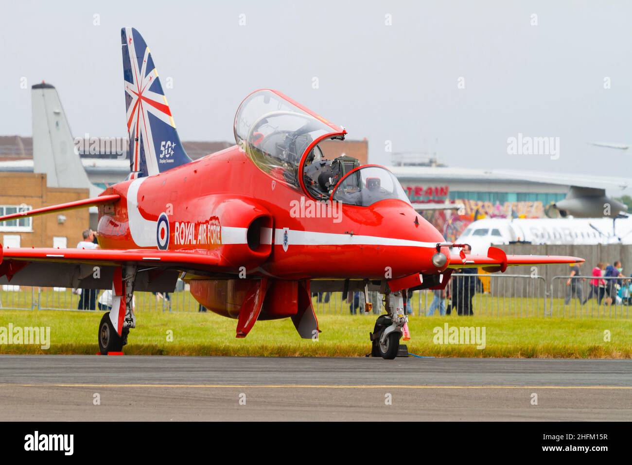 BAE Hawk T1a de l'équipe d'exposition acrobatique de la Royal Air Force, les flèches rouges, avec les 50th marques de queue d'anniversaire.Sur le sol avec le c Banque D'Images