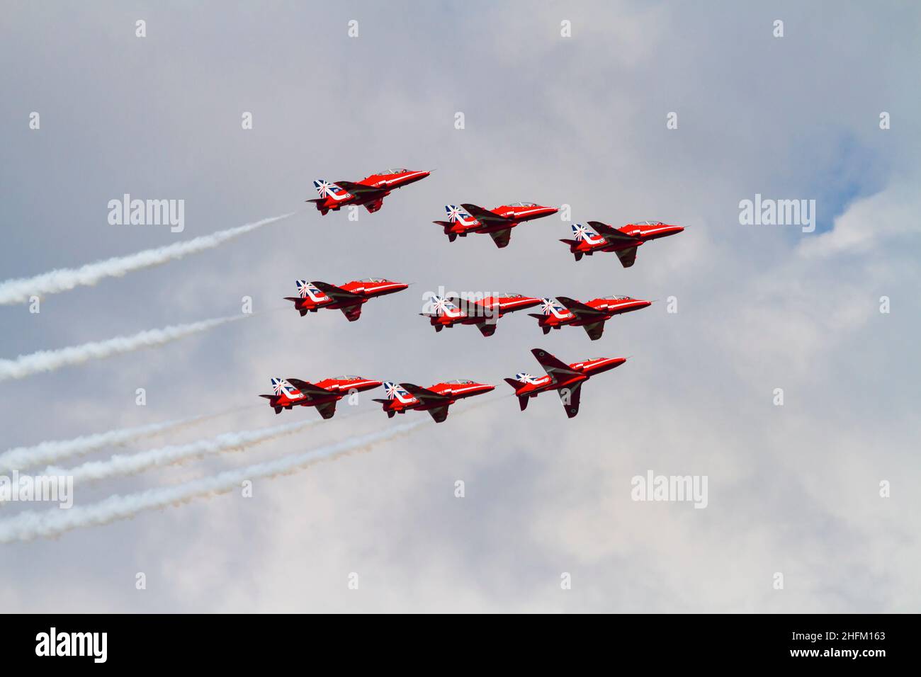 Diamond Nine formation, BAE Hawk T1a de l'équipe d'exposition acrobatique de la Royal Air Force, les flèches rouges, avec les 50th marques de queue d'anniversaire. Banque D'Images