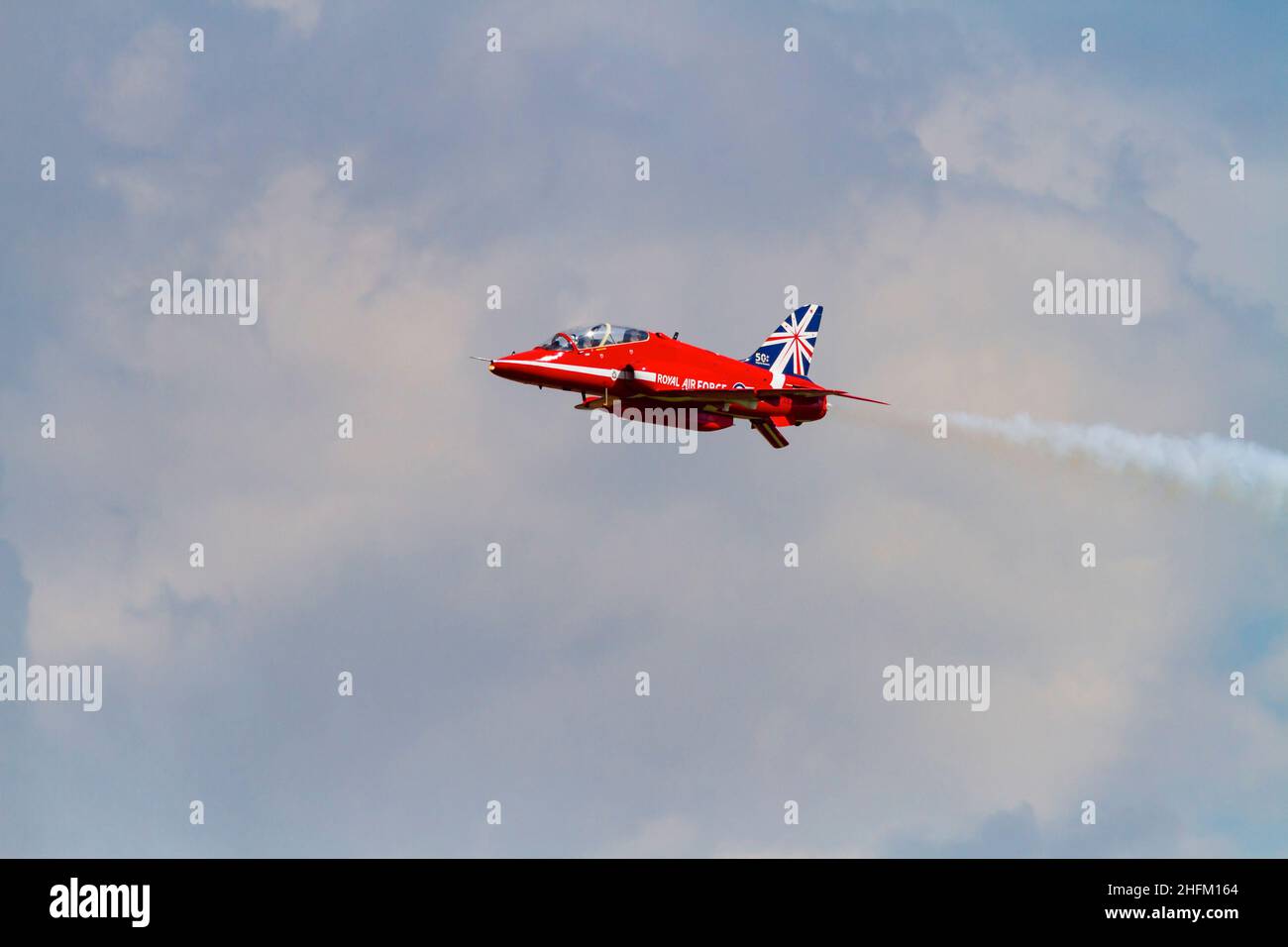 Paire de synchro simple BAE Hawk T1a de l'équipe d'exposition acrobatique de la Royal Air Force, les flèches rouges, avec les 50th marques de queue d'anniversaire..RA Banque D'Images