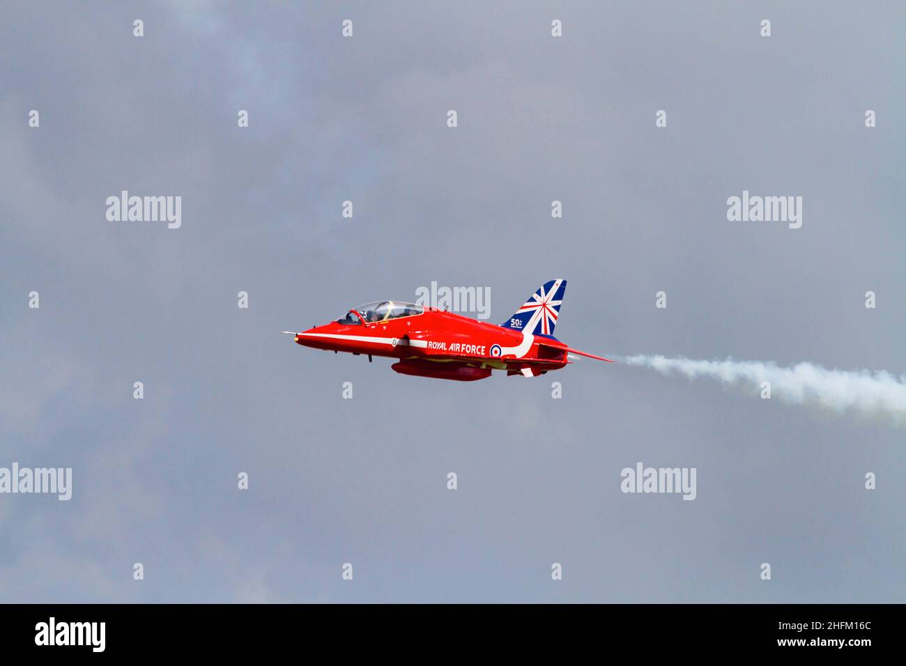 Paire de synchro simple BAE Hawk T1a de l'équipe d'exposition acrobatique de la Royal Air Force, les flèches rouges, avec les 50th marques de queue d'anniversaire..RA Banque D'Images