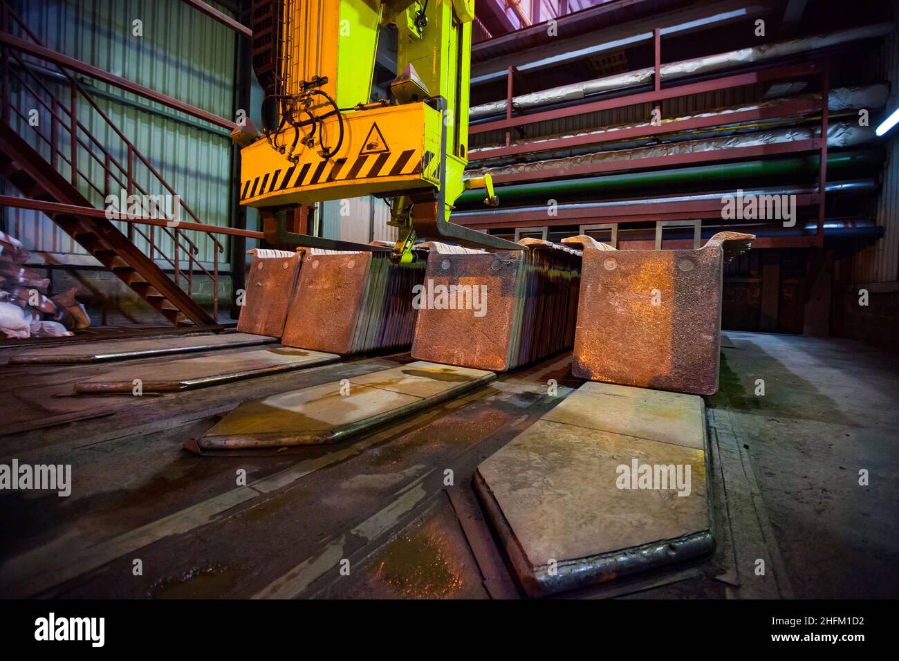 Entrepôt de plaques de cuivre (lingots) pour le raffinage de la cathode de l'usine métallurgique (fonderie). Banque D'Images