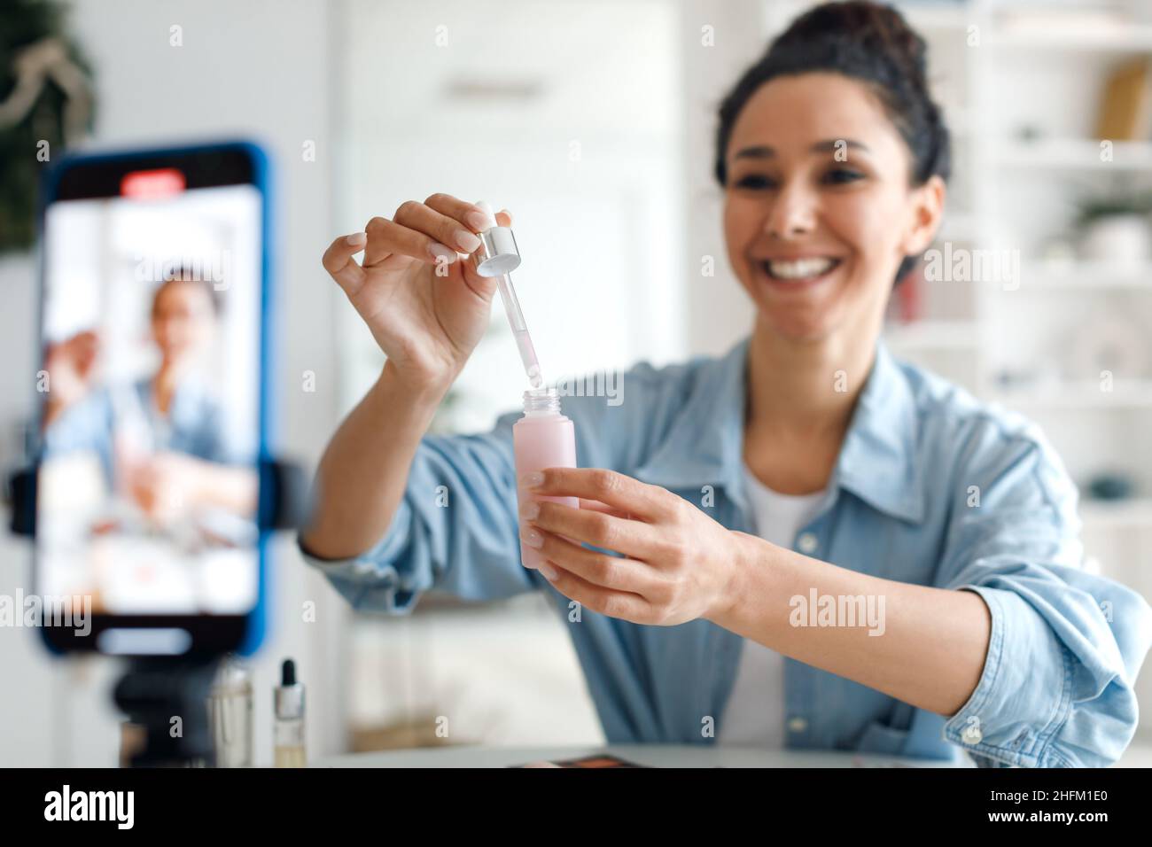 Vidéo de réalisation de l'enregistreur de beauté féminin sur un téléphone intelligent utilisant les cosmétiques d'intérieur Banque D'Images