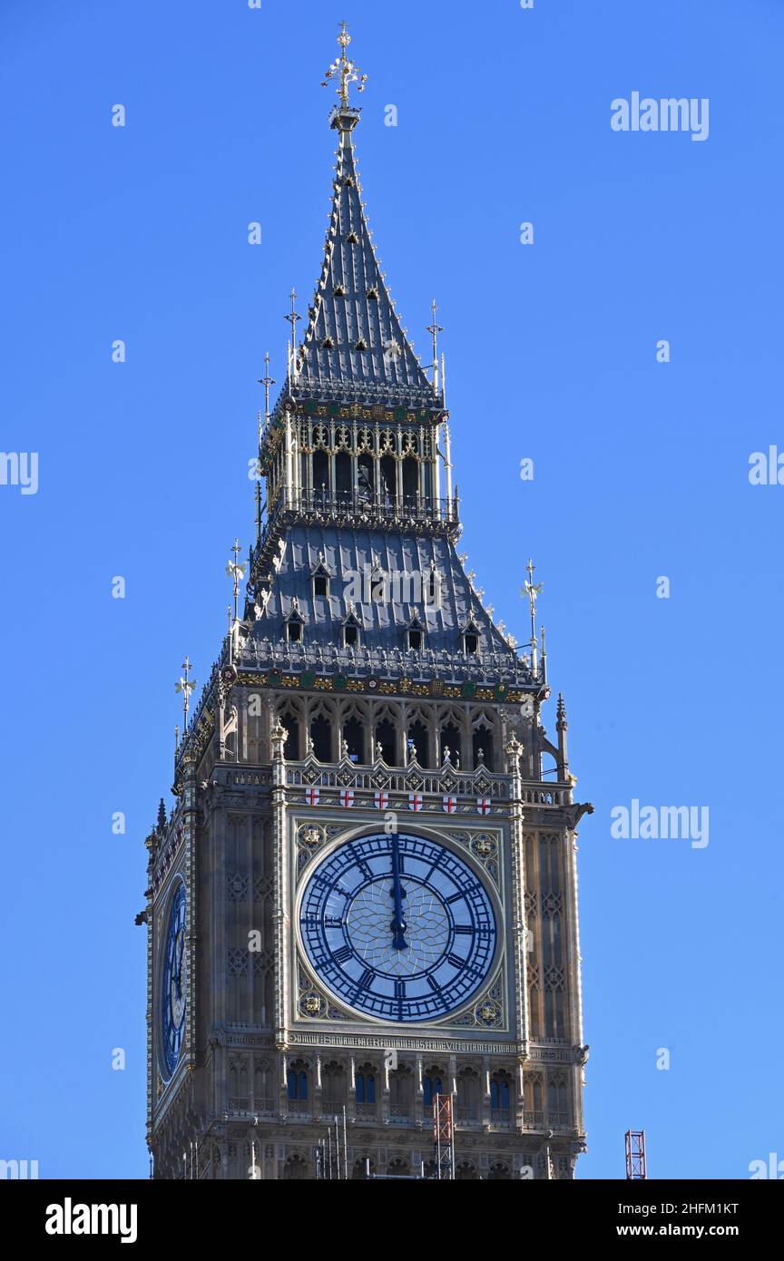Londres, Royaume-Uni.Big Ben continue d'émerveiller les visiteurs à Londres alors que l'échafaudage est enlevé après quatre ans de rénovation.Le célèbre cadran d'horloge vieux de 160 ans du monument londonien brille désormais sous le soleil.les échafaudages restants seront entièrement retirés au cours des mois de commising, les cloches devant reprendre leur frappe régulière au printemps.Crédit : michael melia/Alay Live News Banque D'Images
