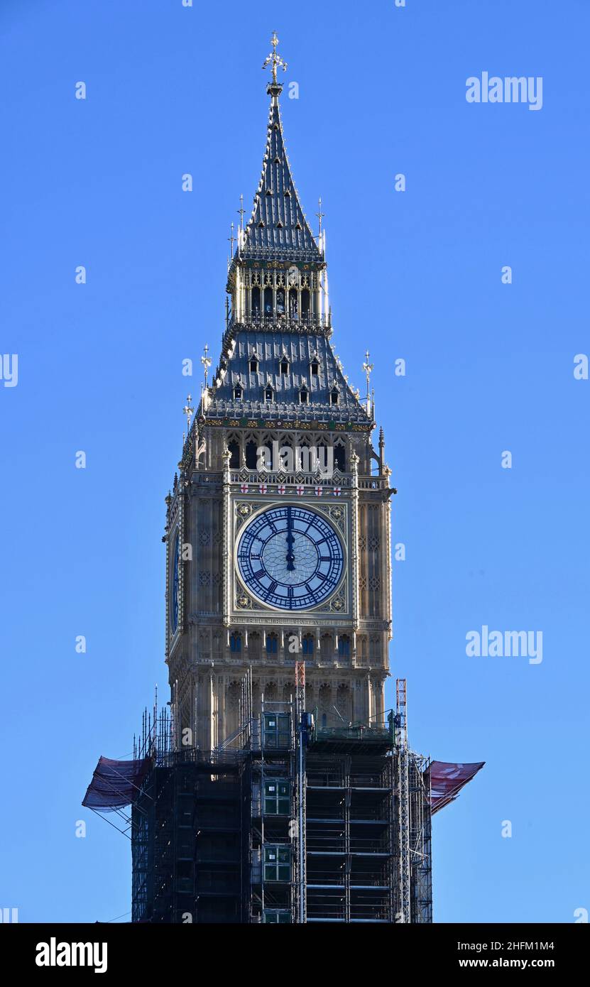 Londres, Royaume-Uni.Big Ben continue d'émerveiller les visiteurs à Londres alors que l'échafaudage est enlevé après quatre ans de rénovation.Le célèbre cadran d'horloge vieux de 160 ans du monument londonien brille désormais sous le soleil.les échafaudages restants seront entièrement retirés au cours des mois de commising, les cloches devant reprendre leur frappe régulière au printemps.Crédit : michael melia/Alay Live News Banque D'Images