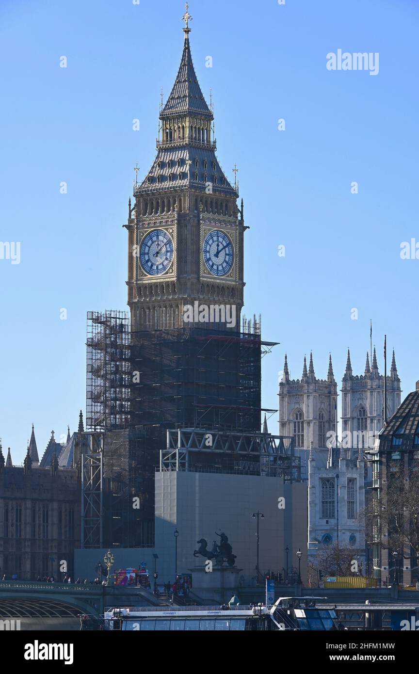 Londres, Royaume-Uni.Big Ben continue d'émerveiller les visiteurs à Londres alors que l'échafaudage est enlevé après quatre ans de rénovation.Le célèbre cadran d'horloge vieux de 160 ans du monument londonien brille désormais sous le soleil.les échafaudages restants seront entièrement retirés au cours des mois de commising, les cloches devant reprendre leur frappe régulière au printemps.Crédit : michael melia/Alay Live News Banque D'Images