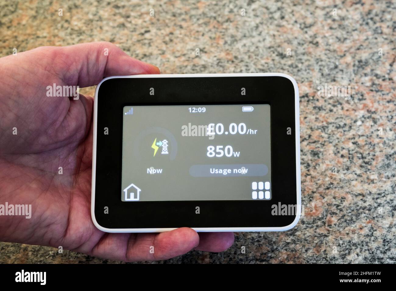 Un affichage de compteur intelligent sur une maison avec des cellules PV montre qu'elle ne paie pas l'électricité et qu'elle exporte vers le réseau. Banque D'Images