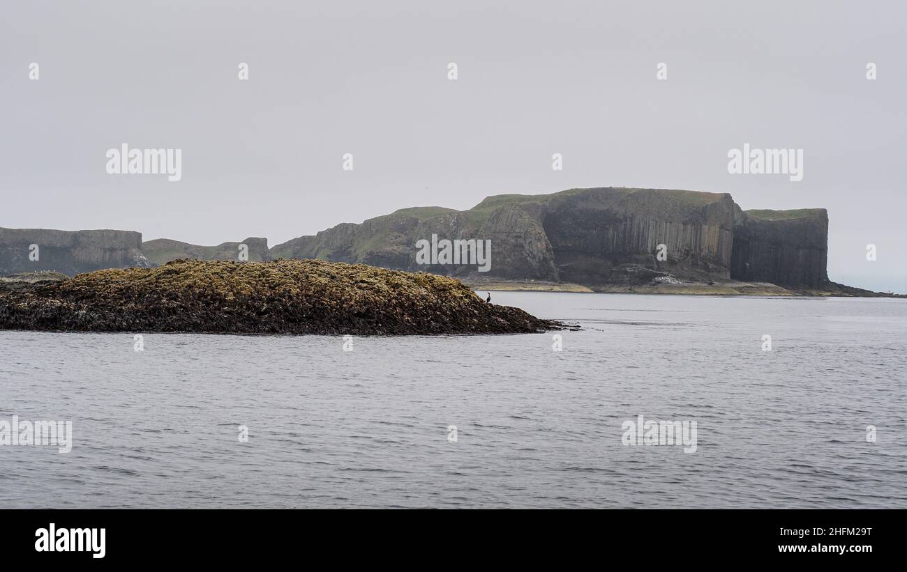 La grotte de Fingals et les colonnes rocheuses hexagonales de basalte volcanique de l'île de Staffa, Hebrides Banque D'Images