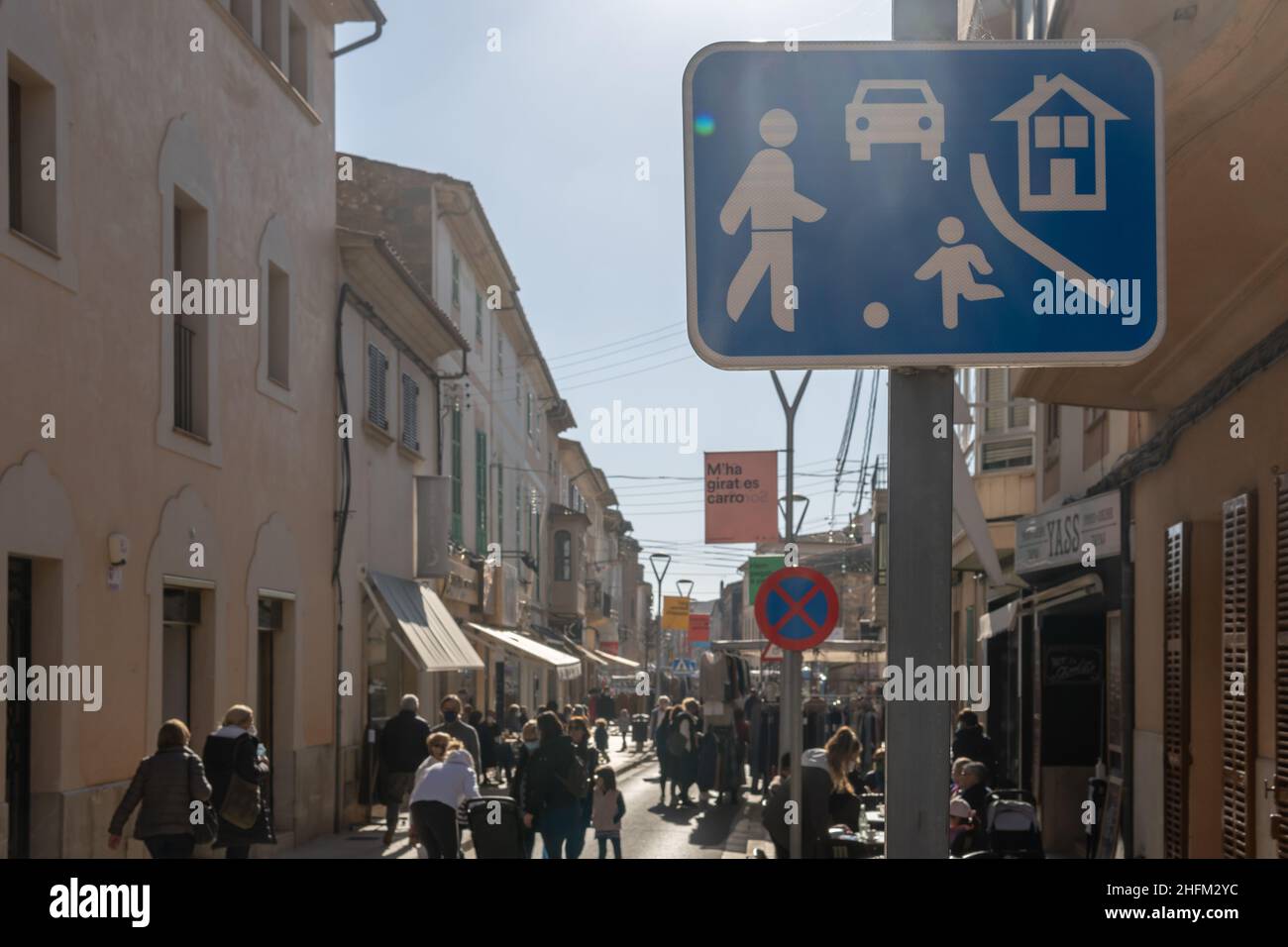 Gros plan d'un panneau routier résidentiel.En arrière-plan, hors foyer, une rue avec des personnes méconnaissables marchant Banque D'Images