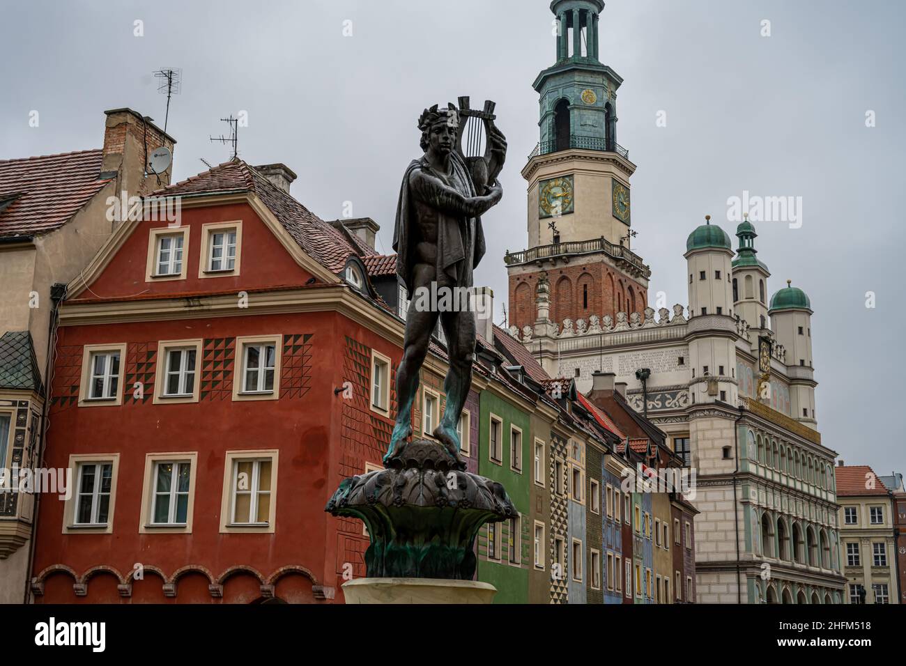 4 janvier 2021 - Poznan, Pologne : la fontaine d'Apollon - l'une des quatre fontaines sur l'ancien marché de la renaissance à Poznan Banque D'Images