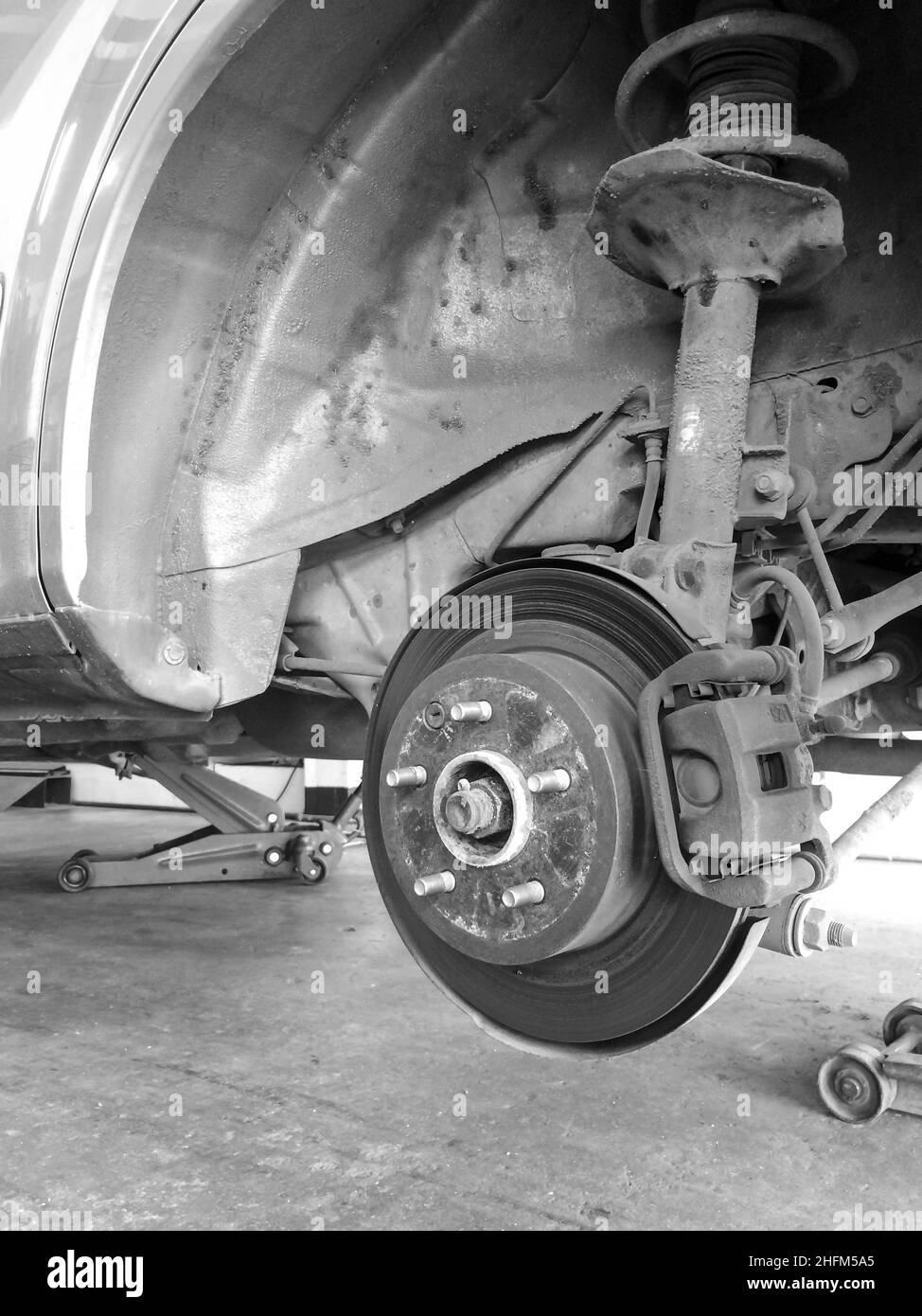 Ensemble de moyeu de roue dans le processus de changement de roue de voiture de vus en service dans un garage.Concentrez-vous sur le moyeu de roue. Banque D'Images