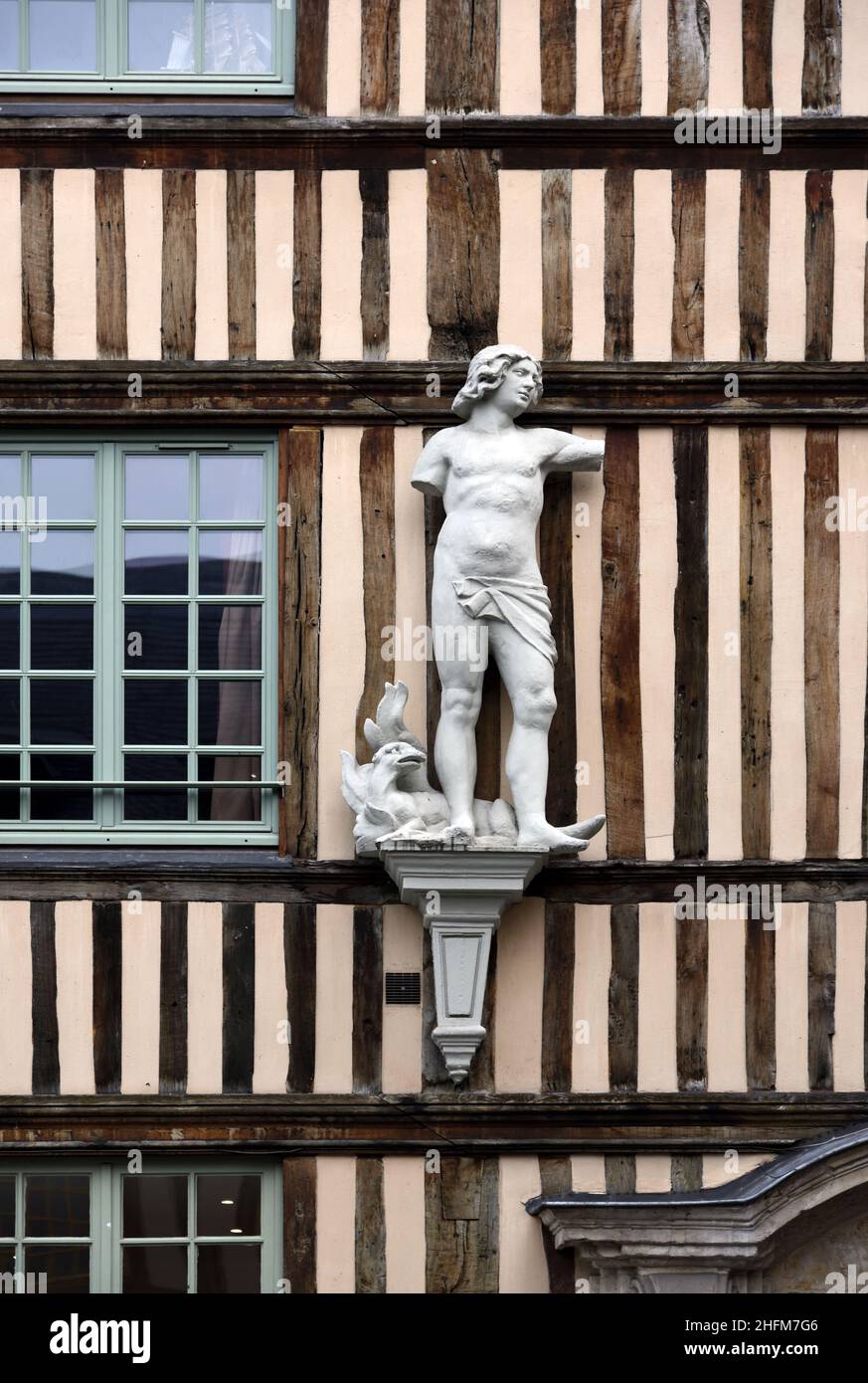 C17th Hôtel d'Etancourt Townhouse, manoir ou bâtiment historique avec structure en bois et statues néoclassiques dans la vieille ville de Rouen Normandie France Banque D'Images