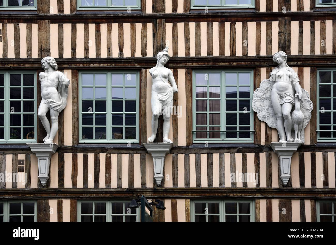 C17th Hôtel d'Etancourt Townhouse, manoir ou bâtiment historique avec structure en bois et statues néoclassiques dans la vieille ville de Rouen Normandie France Banque D'Images