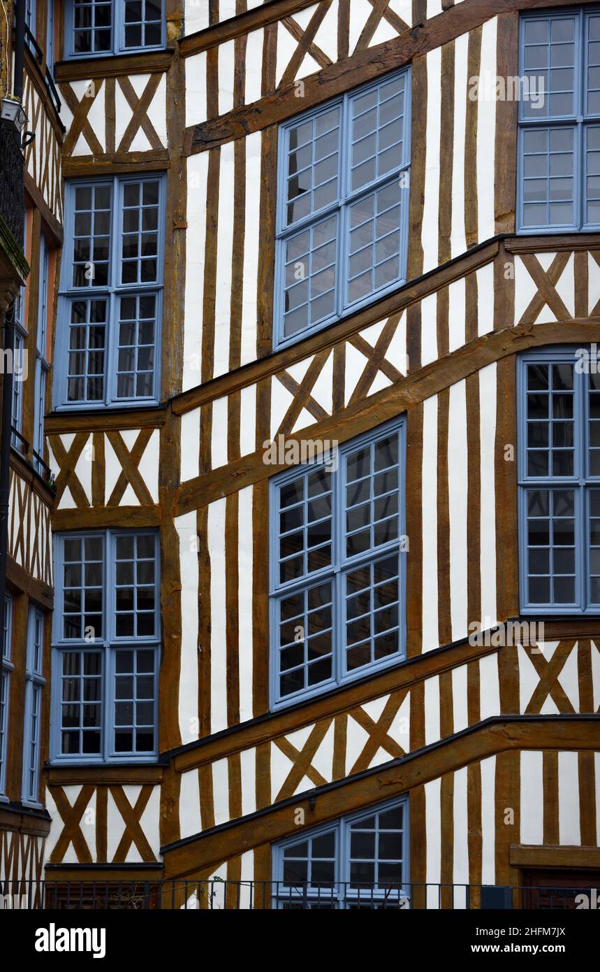 Motif de fenêtre de l'ancien cadre en bois façade de la maison C17th montrant la forme de l'escalier du bâtiment historique Rouen 4 place Barthelemy Normandie France Banque D'Images
