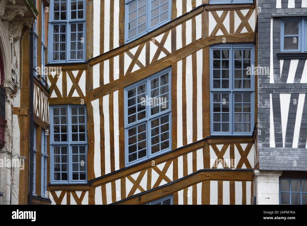 Motif de fenêtre de l'ancien cadre en bois façade de la maison C17th montrant la forme de l'escalier du bâtiment historique Rouen 4 place Barthelemy Normandie France Banque D'Images
