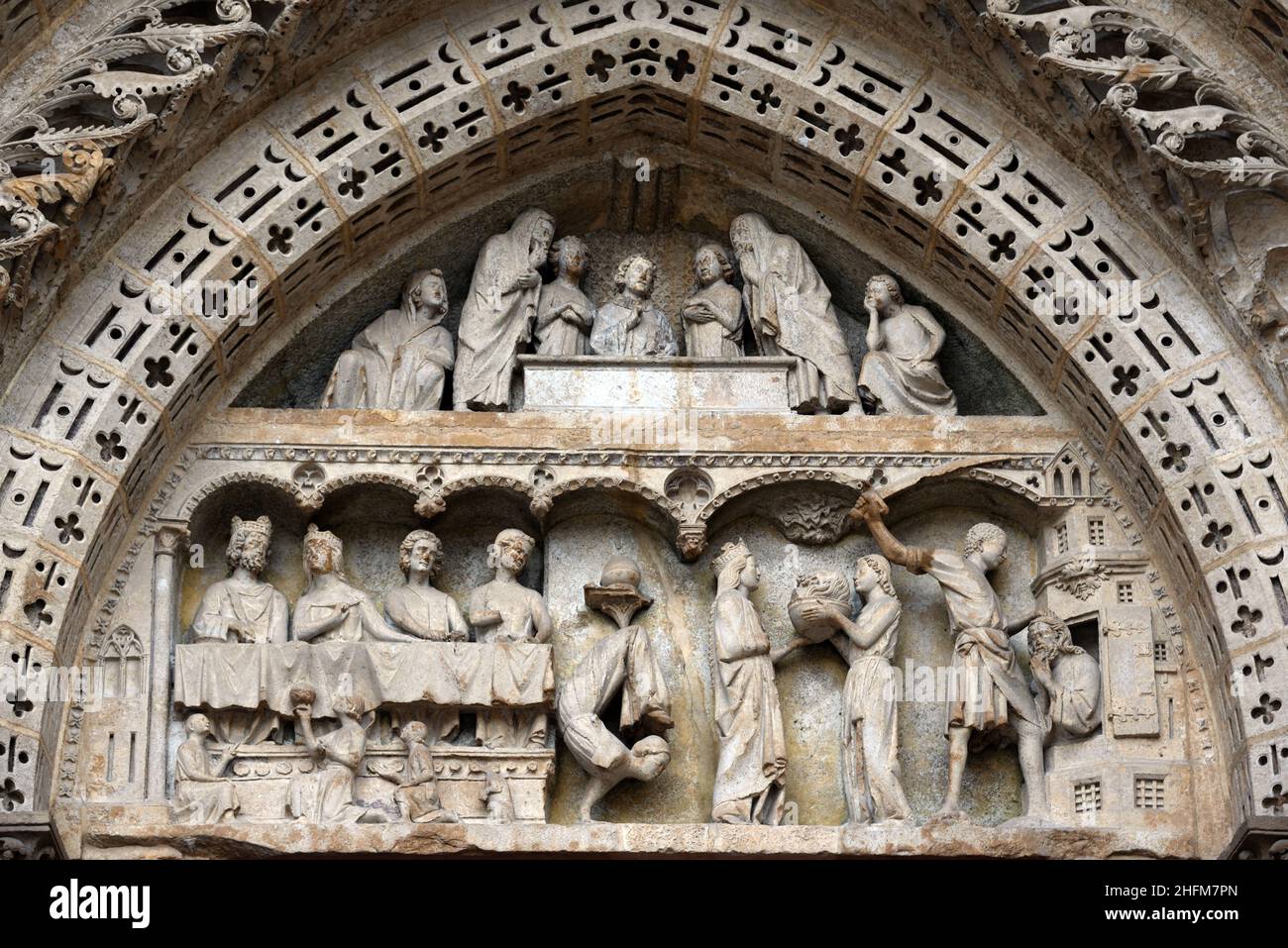Portail de Saint John avec tympan en pierre sculptée, martyre de Jean-Baptiste, avec Salome devant la cathédrale de Rouen, en Normandie, en France Banque D'Images Portail de Saint John avec tympan en pierre sculptée, martyre de Jean-Baptiste, avec Salome devant la cathédrale de Rouen, en Normandie, en France Banque D'Images
