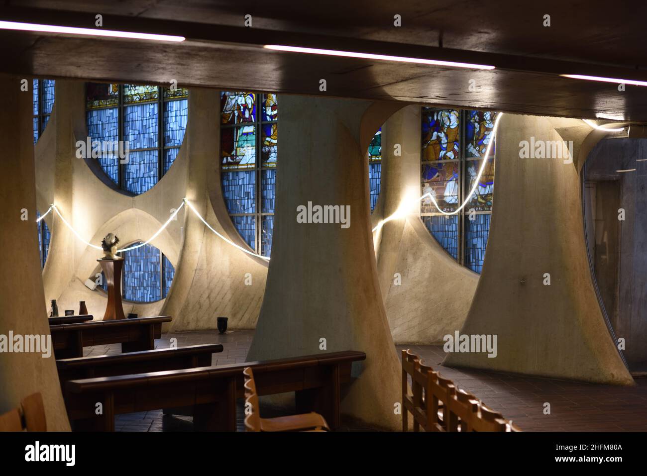 Intérieur moderne de l'église Eglise Sainte-Jeanne-d'Arc ou Jeanne d'Arc, construite en 1979, montrant des colonnes de béton curviligne Rouen Normandie France Banque D'Images