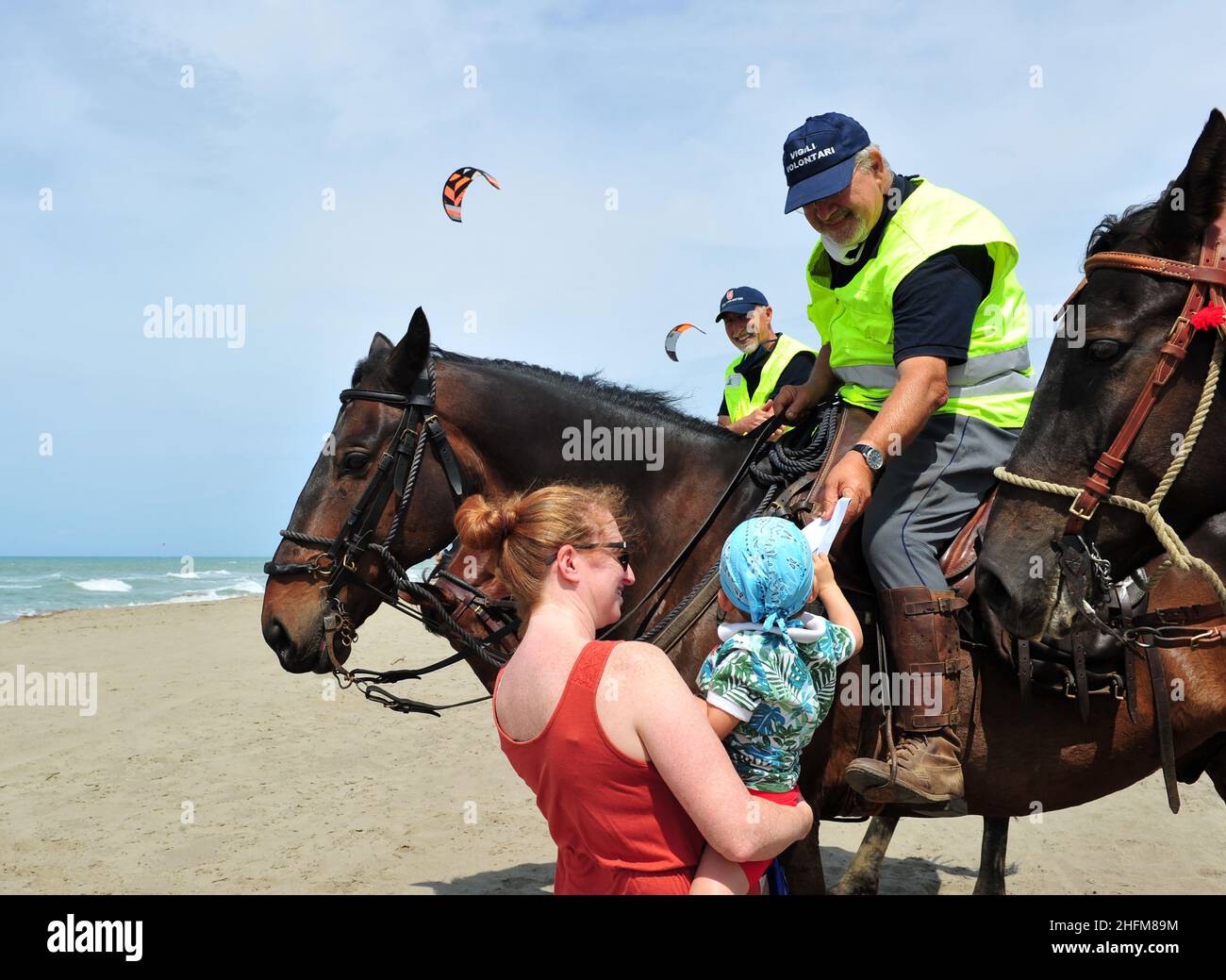 Lapresse - Jennifer Lorenzini 07 juin 2020 Marina di Grosseto - GR (Italie) Actualités Marina di Grosseto - GR - dans le pic: Des brigades volontaires sur les plages pour faire respecter les règles anti-covid-19.Les policiers distribuent des masques à ceux qui ne les ont pas. Banque D'Images