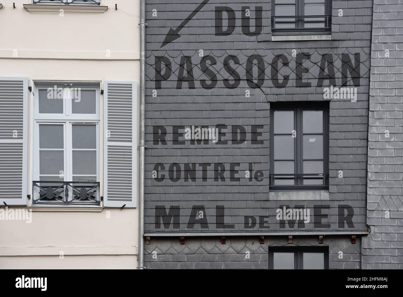 Bâtiment historique avec Slate Shingles & Old Painted Wall publicité un remède contre la mer ou la mer Honfleur Normandie France Banque D'Images