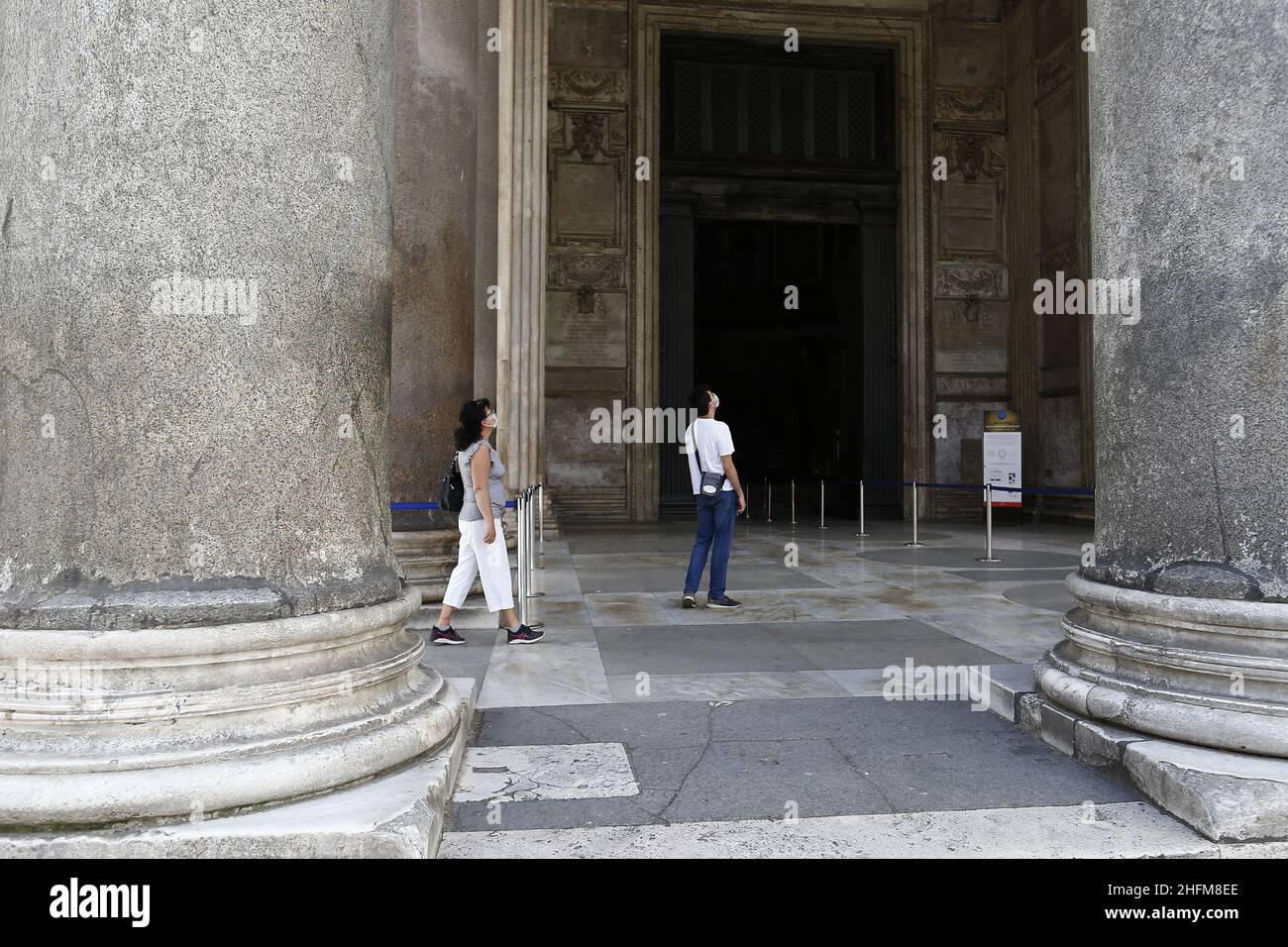 Cecilia Fabiano/Lapresse 09 juin 2020 Rome (Italie) Actualités phase 2 : réouverture du Panthéon.Dans la photo: Touristes visitant l'évêque de Santa Maria ai Martiri Banque D'Images