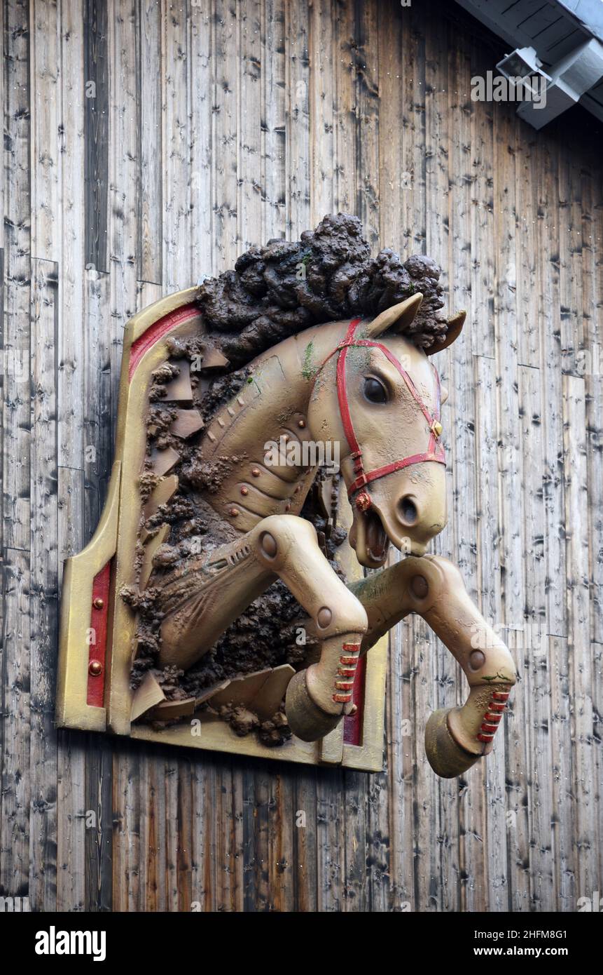 Sculpture en bois ou sculpture en bois de cheval sur la façade du Manège de Tilly Theatre Company Evreux Normandie France Banque D'Images