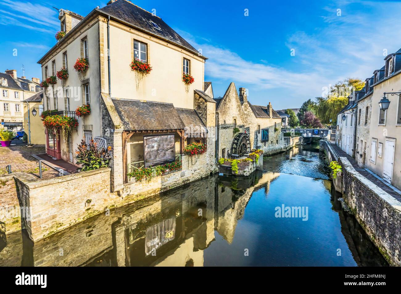 Vieux bâtiment coloré Mill, Aure River Reflection Bayeux Centre Normandie France.Bayeux fondée 1st siècle av. J.-C., première ville libérée après le jour du débarquement Banque D'Images