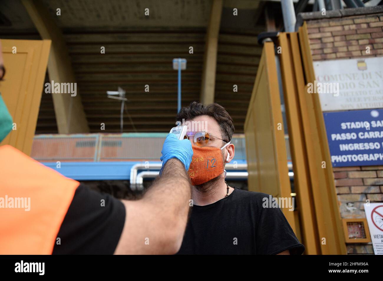 Cafaro/Lapresse 13 juin 2020 Naples, Italie football sportif Napoli vs Inter - coupe italienne, demi-finale deuxième jambe - stade San Paolo.Dans le pic: Contrôle de sécurité des personnes pour leur accréditation avant la demi-finale de Coppa Italia deuxième jambe. Banque D'Images