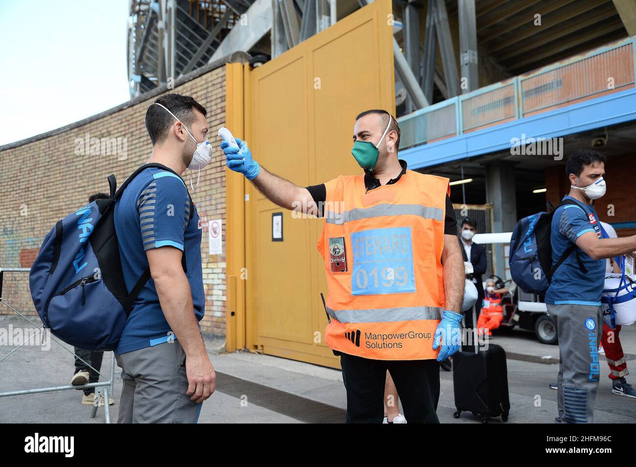 Cafaro/Lapresse 13 juin 2020 Naples, Italie football sportif Napoli vs Inter - coupe italienne, demi-finale deuxième jambe - stade San Paolo.Dans le pic: Contrôle de sécurité des personnes pour leur accréditation avant la demi-finale de Coppa Italia deuxième jambe. Banque D'Images