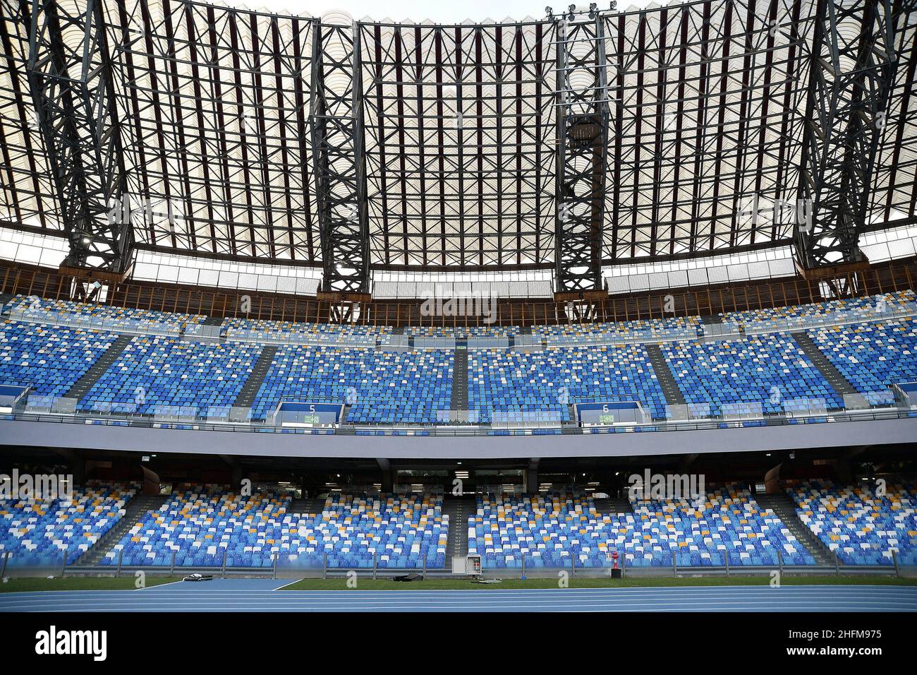 Cafaro/Lapresse 13 juin 2020 Naples, Italie football sportif Napoli vs Inter - coupe italienne, demi-finale deuxième jambe - stade San Paolo.Dans la photo: Une vue générale du stade vide avant le match semi-final de la deuxième jambe de Coppa Italia entre Napoli vs Inter. Banque D'Images