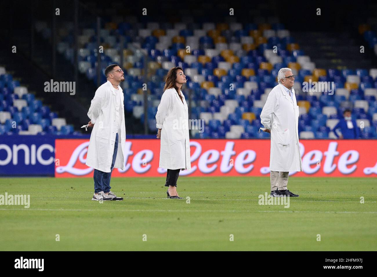 Cafaro/Lapresse 13 juin 2020 Naples, Italie football sportif Napoli vs Inter - coupe italienne, demi-finale deuxième jambe - stade San Paolo.Dans le pic: Les stewards se tiennent dans les tribunes d'un stade vide avant la demi-finale de la coupe italienne (Coppa Italia) deuxième match de football de jambe. Banque D'Images