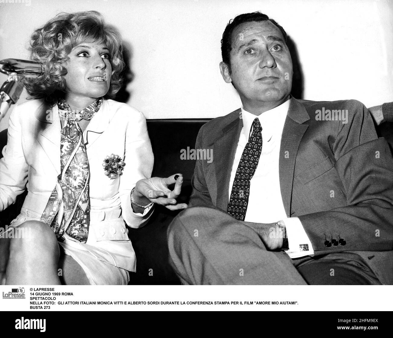 © LAPRESSE 14 GIUGNO 1969 ROMA SPETTACOLO NELLA FOTO: GLI ATTORI ITALIANI MONICA VTTI E ALBERTO SORDI DURANTE LA CONFERENZA STAMPA PER IL FILM 'AMORE MIO AIUTAMI'.BUSTA 273 Banque D'Images