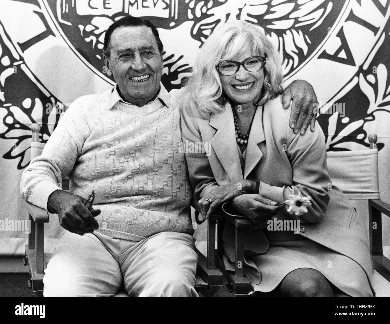 © Lapresse Archivio Storico Venezia 01-09-1995 Spettacolo Alberto Sordi 52 áFestival del Cinema di Venezia Nella foto: l'attore Alberto Sordi insieme a Monica Vitti BUSTA 1 Banque D'Images